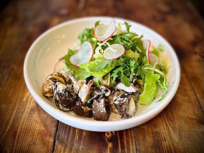 Фото позиции «Салат с говяжьими щёчками»