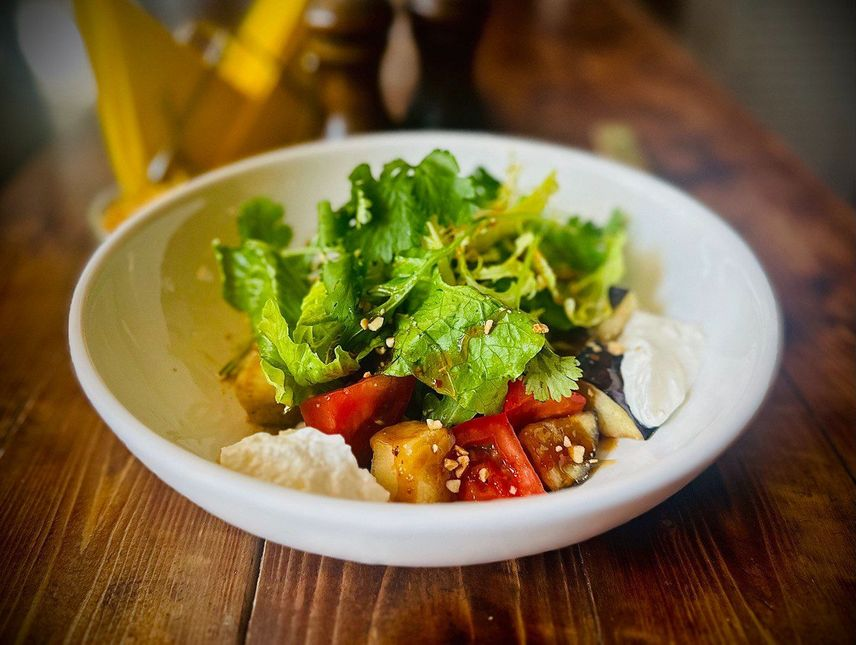 Фото позиции «Тёплый салат с хрустящими баклажанами»