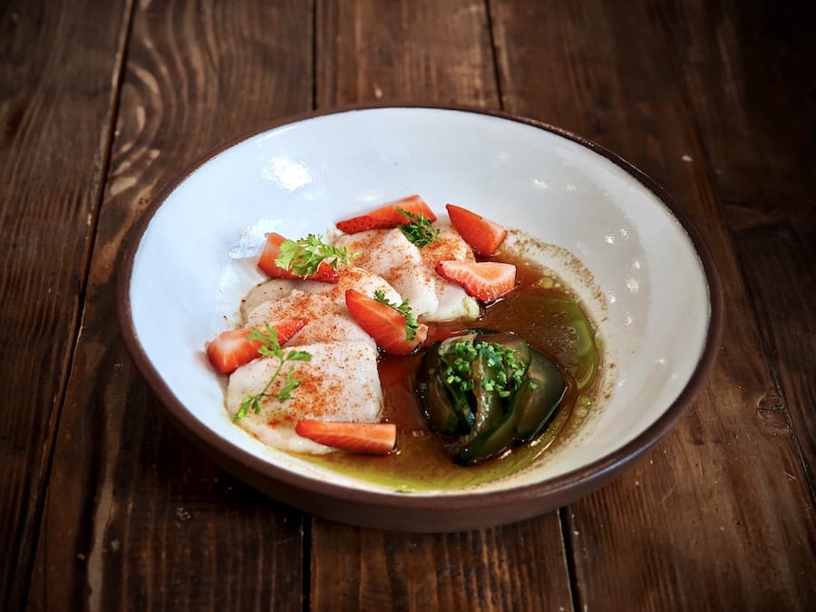 Фото позиции «Севиче из эсколара с клубникой и соусом понзу»