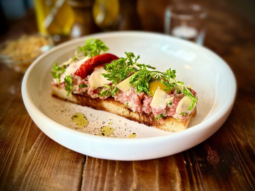 Фото позиции «Тартар с трюфельным айоли»