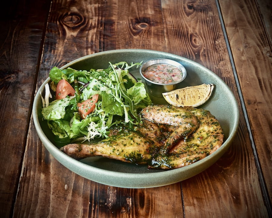 Фото позиции «Жареный цыпленок-корнишон с салатом»